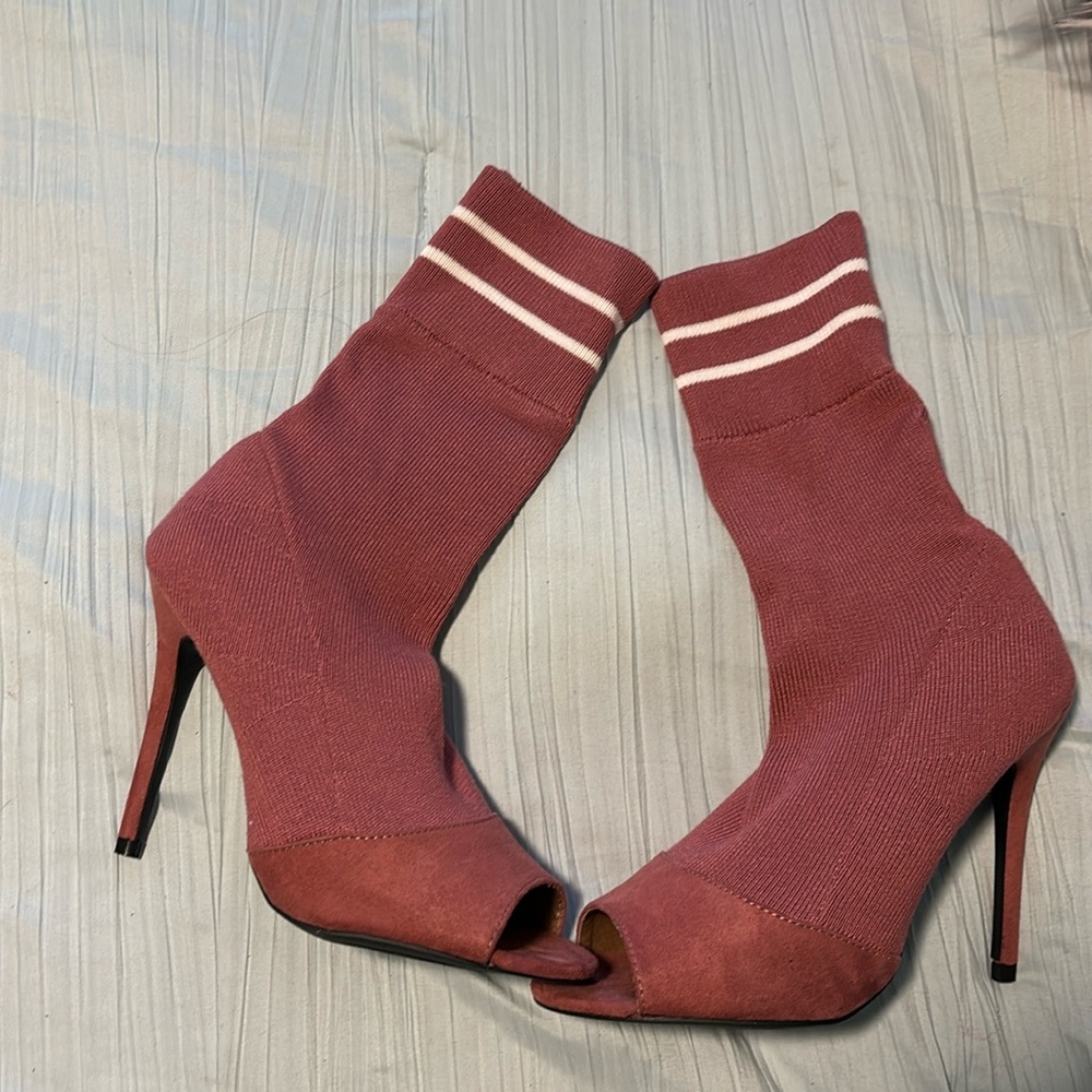 Beautiful mauve stretch knit size 8 boot